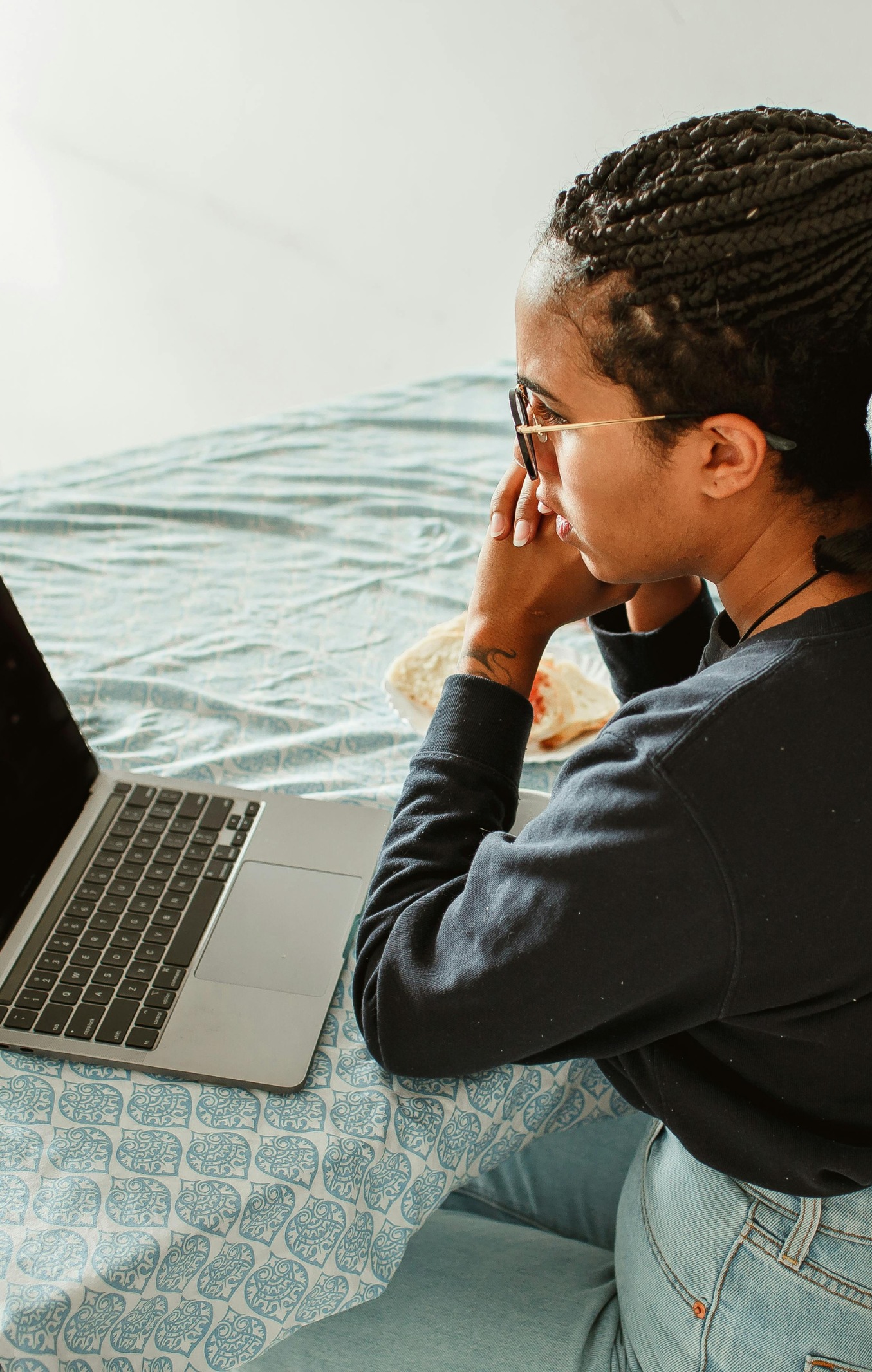jeune femme devant son écran d'ordinateur
